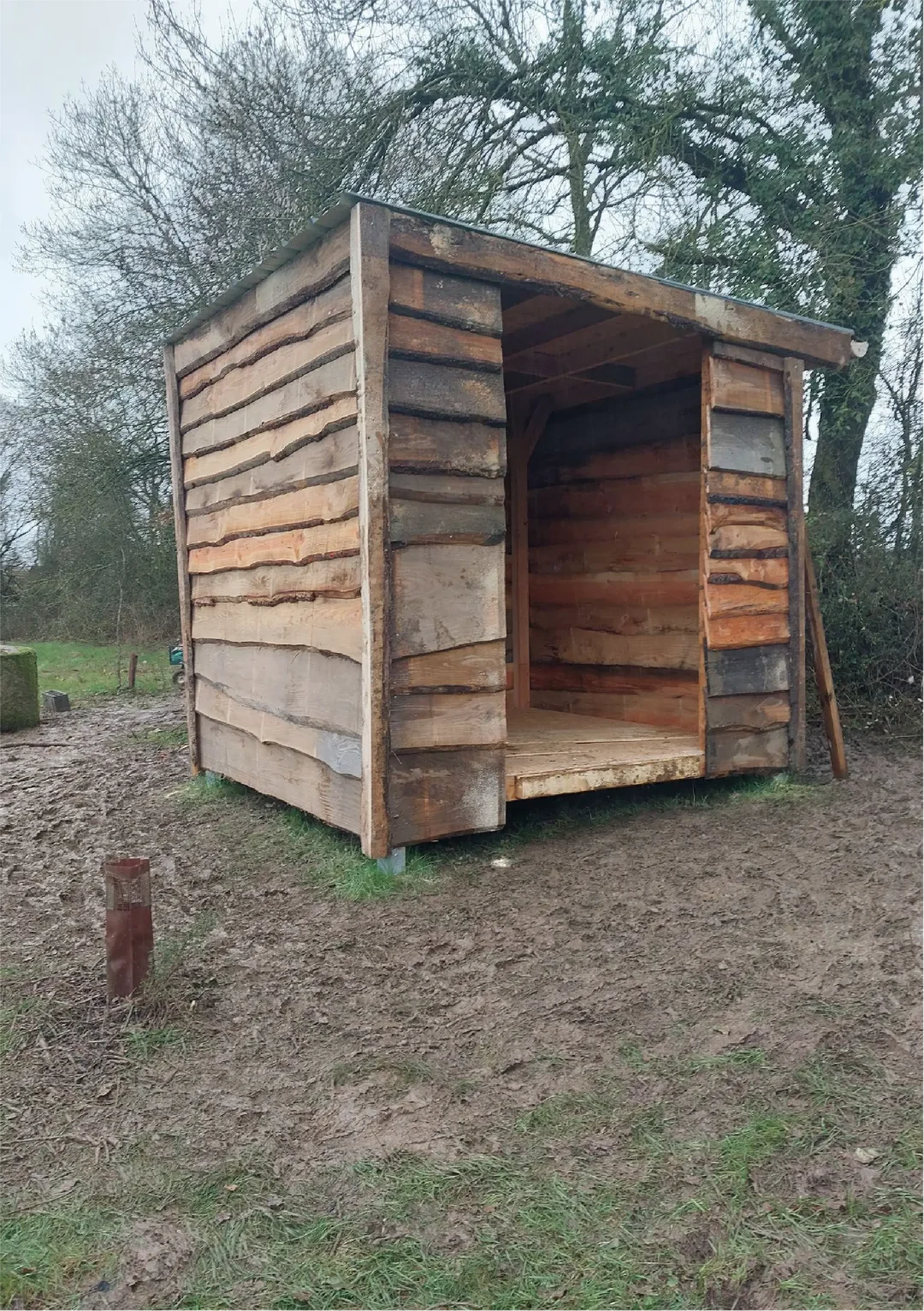 Cabane en bois non traité pour un apiculteur