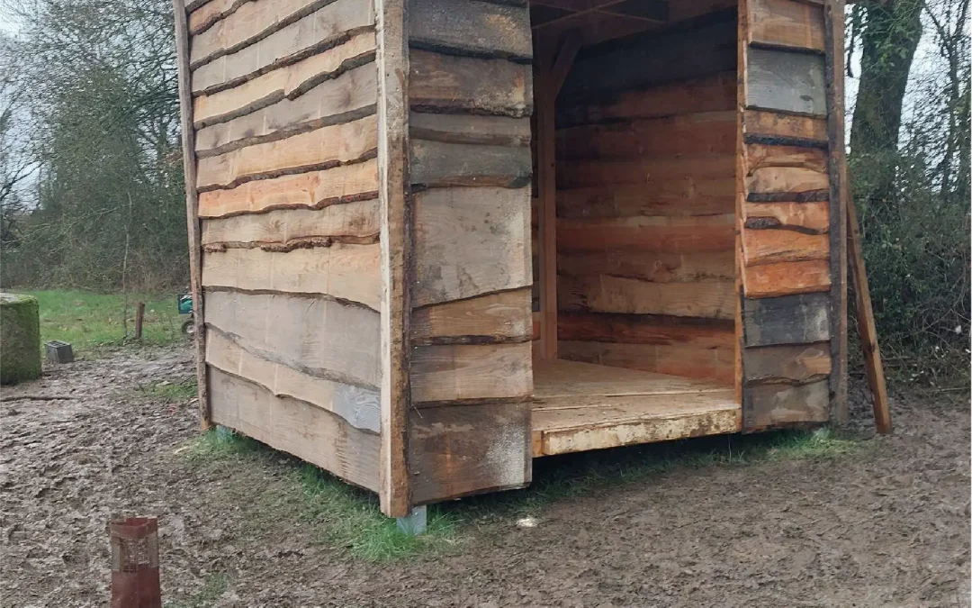 Cabane en bois non traité pour un apiculteur